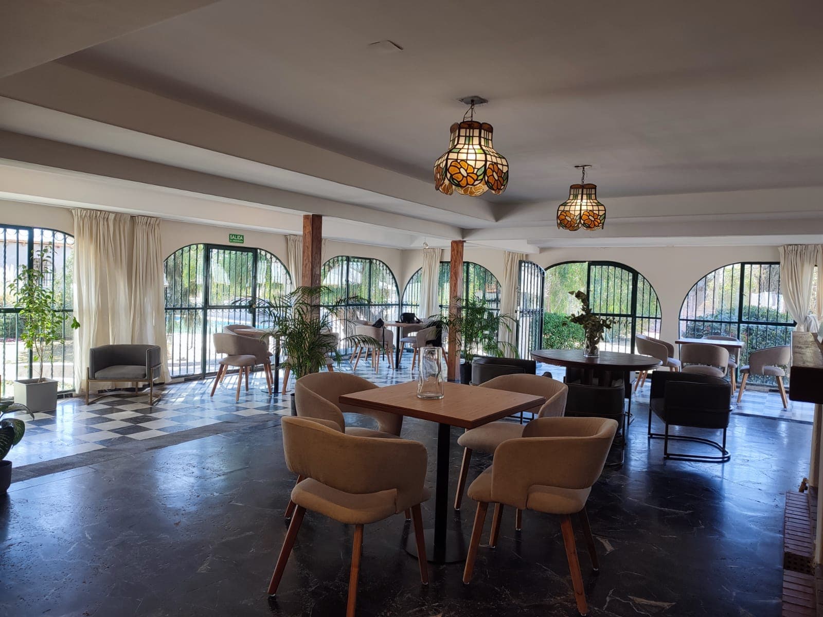 Comedor con ventanales hacia el jardín en la residencia geriátrica LAM Chacras Larrea