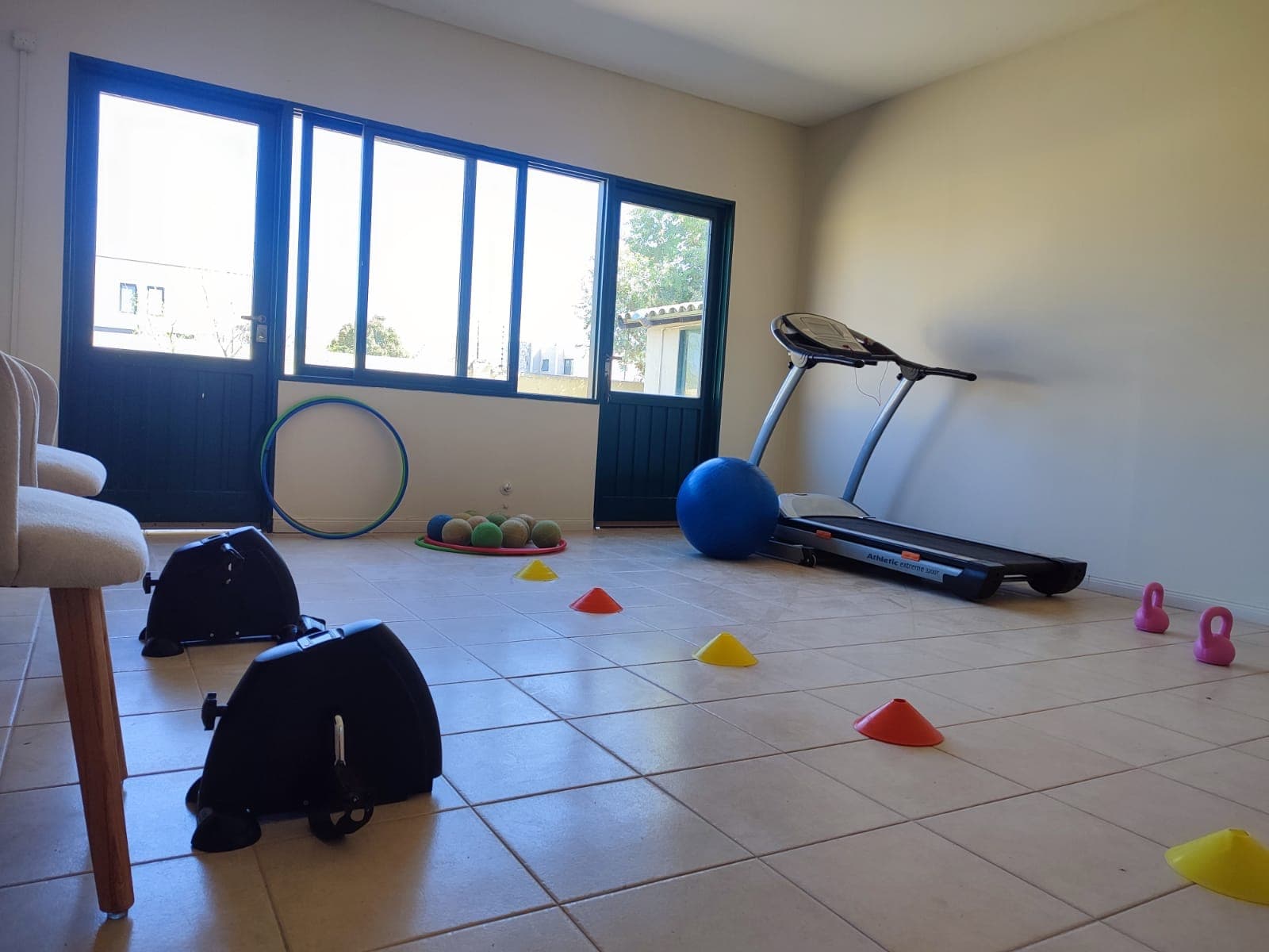 Gimnasio para kinesiología y actividad física de adultos mayores en LAM Chacras Larrea