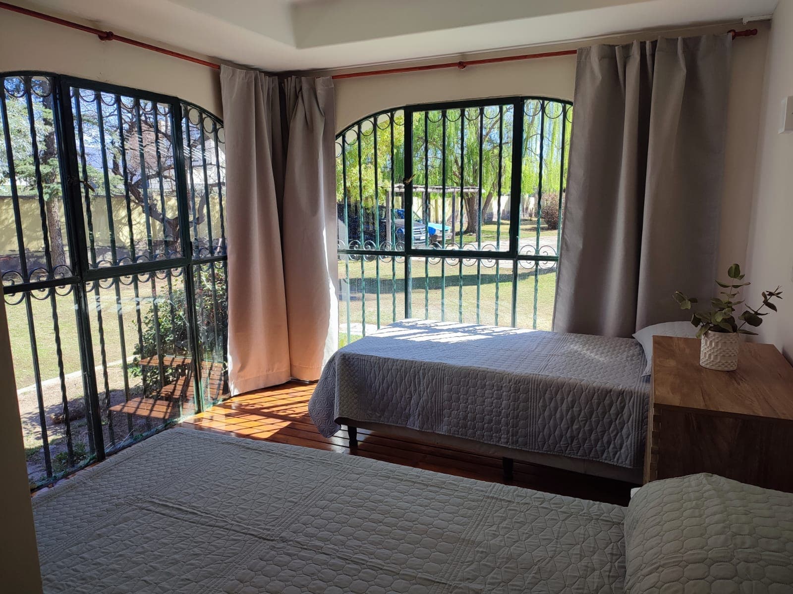 Habitación luminosa con vista al parque para adultos mayores en LAM Chacras Larrea