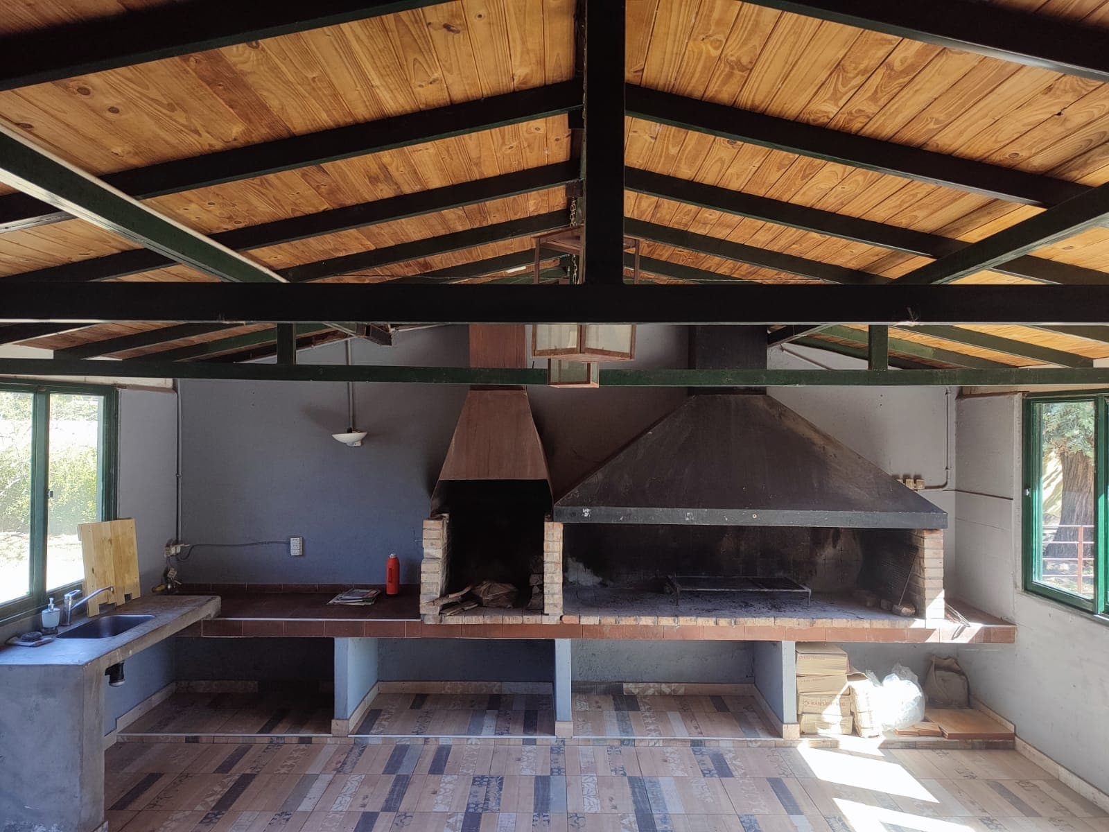 Quincho con parrilla para encuentros familiares en la residencia LAM Chacras Larrea