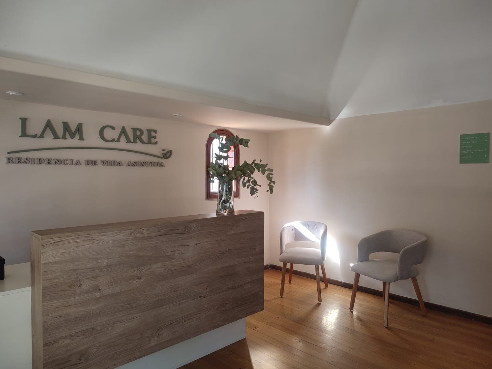 Recepción de LamCare, residencia de vida asistida en Chacras de Coria